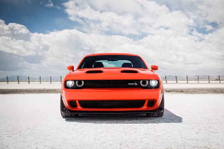 Hệ thống kiểm soát lực kéo của xe sẽ bị vô hiệu hóa trong khi chế độ Track được kích hoạt nhằm giúp bánh sau thể hiện hết sức mạnh của động cơ. Mặt khác hệ thống ổn định thân xe điện tử vẫn hoạt động để giúp xe có thể giữ được đường chạy thẳng nhất có thể.