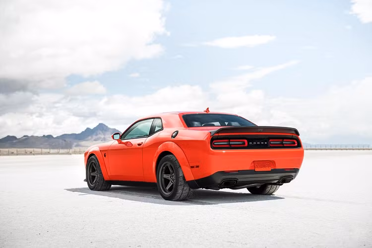 Các trang bị công nghệ khác giúp hỗ trợ khả năng đua drag của Dodge Challenger SRT Super Stock còn có thể kể đến hệ thống hỗ trợ xuất phát, hệ thống kiểm hẫng bánh trước, hệ thống hỗ trợ giữ đường chạy, hệ thống mômen xoắn dự phòng, hệ thống làm mát Race Cooldown và hệ thống SRT Power Chiller giúp làm mát khí nén đi vào buồng đốt động cơ.