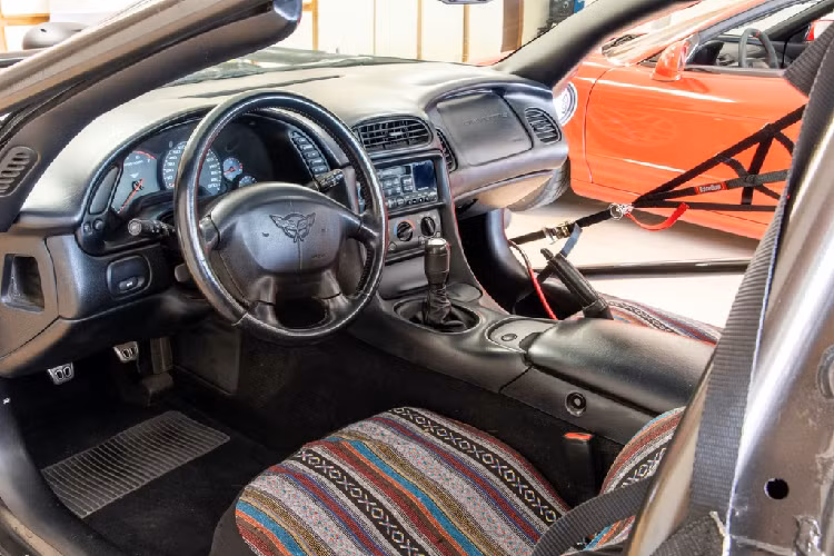 Không có nhiều sự thay đổi ở nội thất khi hầu hết chi tiết vẫn được chủ xe giữ nguyên, chỉ có ghế ngồi được bọc lại bằng vải dệt. Do cửa xe bị cắt bỏ nên mỗi bên có thêm lưới để tăng sự an toàn cho người lái và hành khách.