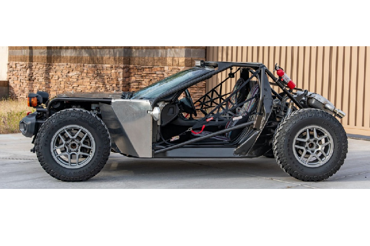 Chủ xe cho biết đã thu ngắn chiều dài cơ sở của xe. Bộ mâm kích cỡ 17 inch được lấy từ mẫu Corvette C5 Z06, lốp trước 265/70 và lốp sau 285/70. Vì thay đổi kích cỡ la-zăng và lốp xe nên các hệ thống an toàn sẵn có như chống bó cứng phanh ABS, kiểm soát lực kéo DSC và cảnh báo áp suất lốp TPMS đều bị vô hiệu hóa.