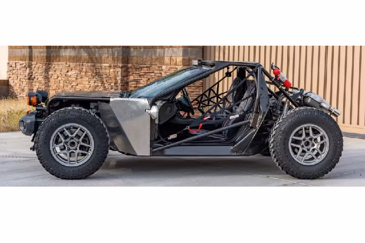 Chủ xe cho biết đã thu ngắn chiều dài cơ sở của xe. Bộ mâm kích cỡ 17 inch được lấy từ mẫu Corvette C5 Z06, lốp trước 265/70 và lốp sau 285/70. Vì thay đổi kích cỡ la-zăng và lốp xe nên các hệ thống an toàn sẵn có như chống bó cứng phanh ABS, kiểm soát lực kéo DSC và cảnh báo áp suất lốp TPMS đều bị vô hiệu hóa.