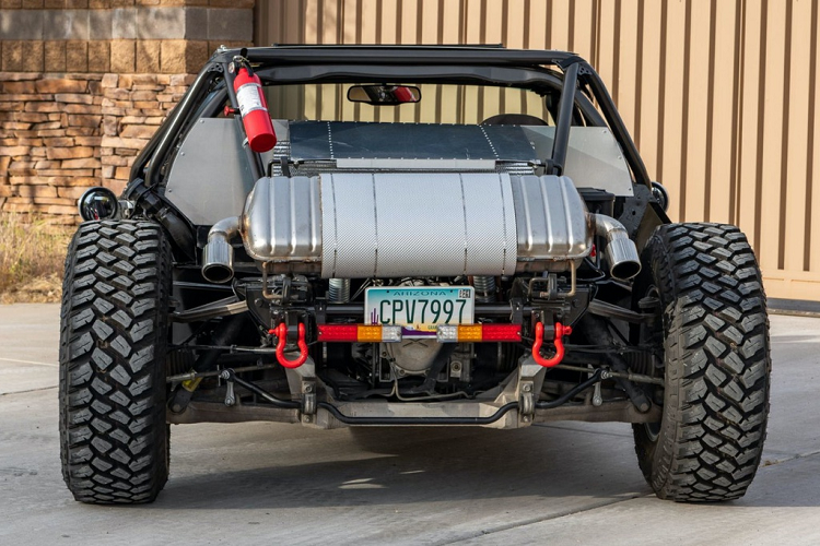 Hệ thống ống xả kép lấy từ Chevrolet Camaro Z/28 2019 được đặt lộ thiên hoàn toàn ở đuôi xe và có bọc một lớp vật liệu cách nhiệt. Ở bên dưới là dãy đèn hậu LED và 2 điểm móc màu đỏ dành cho các trường hợp xe bị mắc lầy và cần được kéo tời trợ giúp.