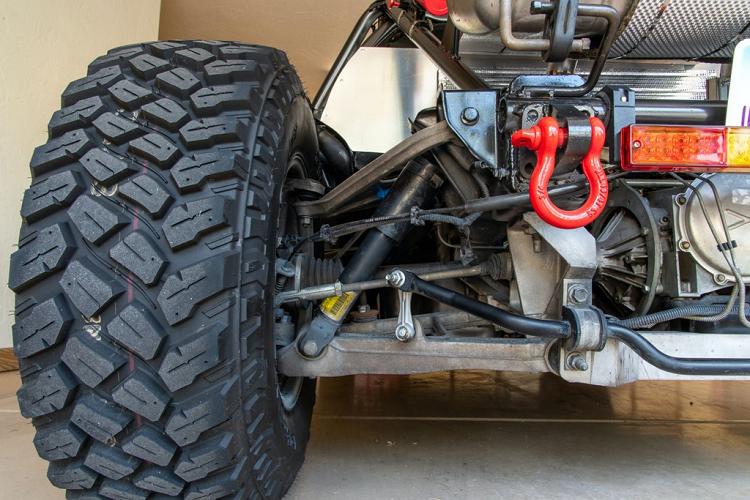 Điểm đáng ngạc nhiên hơn cả là hệ thống treo nguyên bản của xe vẫn được giữ lại dù mục đích sử dụng của bản độ hoàn toàn khác với thiết kế ban đầu của chiếc Corvette C5. Chủ xe chỉ tiến hành tinh chỉnh và thay mới một vài chi tiết bằng phụ tùng chính hãng của Chevrolet.