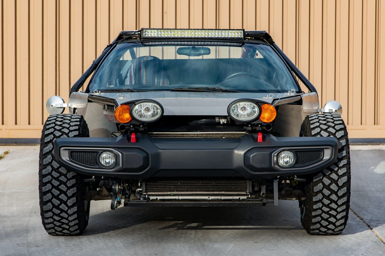 Nổi bật hơn cả là thiết kế đầu xe với cụm cản trước thửa từ mẫu SUV Jeep Wrangler Rubicon. Đi cùng cụm đèn chiếu sáng thiết kế rời, đèn xi-nhan Halogen và dãy đèn trợ sáng LED gắn trên nóc.