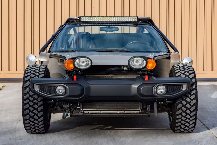 Nổi bật hơn cả là thiết kế đầu xe với cụm cản trước thửa từ mẫu SUV Jeep Wrangler Rubicon. Đi cùng cụm đèn chiếu sáng thiết kế rời, đèn xi-nhan Halogen và dãy đèn trợ sáng LED gắn trên nóc.