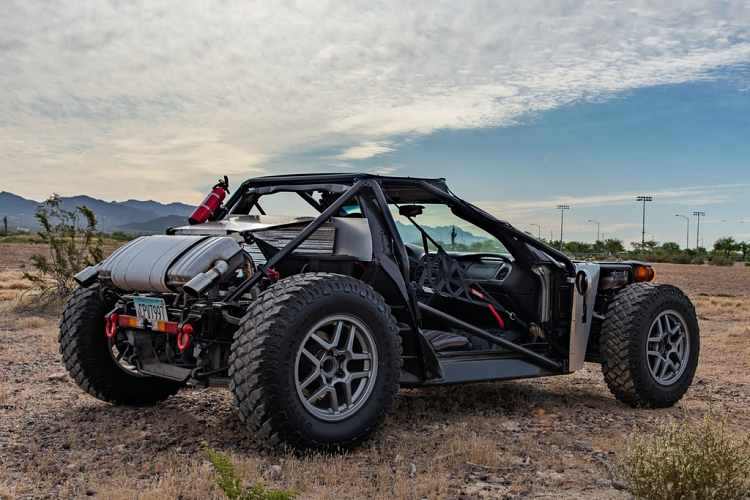 Gần như toàn bộ phần thân vỏ và khung cửa của chiếc Corvette C5 nguyên bản đã bị loại bỏ. Thay vào đó là bộ khung hàn từ ống kim loại DOM cùng các tấm che động cơ, 2 bên hông và phía sau khoang lái làm từ hợp kim nhôm. Riêng phần kính chắn gió phía trước vẫn được giữ lại trong khi các cửa kính khác đều đã biến mất.