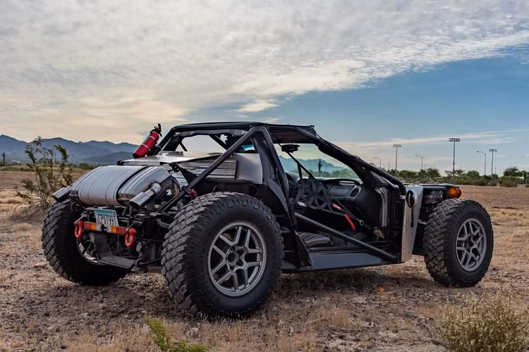 Gần như toàn bộ phần thân vỏ và khung cửa của chiếc Corvette C5 nguyên bản đã bị loại bỏ. Thay vào đó là bộ khung hàn từ ống kim loại DOM cùng các tấm che động cơ, 2 bên hông và phía sau khoang lái làm từ hợp kim nhôm. Riêng phần kính chắn gió phía trước vẫn được giữ lại trong khi các cửa kính khác đều đã biến mất.