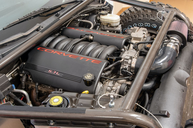 Bản độ của chiếc Corvette C5 được trang bị hệ thống động cơ V8 dung tích 5.7L mã LS1 có công suất 345 mã lực và mô-men xoắn 475 Nm. Kết hợp cùng hộp số sàn 6 cấp và hệ dẫn động cầu sau.