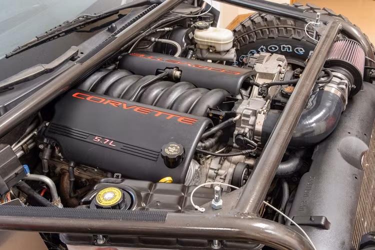 Bản độ của chiếc Corvette C5 được trang bị hệ thống động cơ V8 dung tích 5.7L mã LS1 có công suất 345 mã lực và mô-men xoắn 475 Nm. Kết hợp cùng hộp số sàn 6 cấp và hệ dẫn động cầu sau.