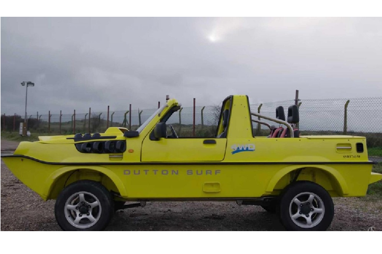 Thiết lập này giúp tránh trường hợp bộ chân vịt thò ra bên dưới xe, gây vướng víu và dễ bị hư hỏng khi di chuyển trên mặt đường phố. Hệ thống vô lăng vẫn điều khiển hướng đi của xe trên nước, giống như ở trên đường. Ngoài những bộ phận máy móc ban đầu của Jimny, Surf sử dụng nhiều phụ tùng bằng thép không gỉ để chống ăn mòn trong môi trường nước.