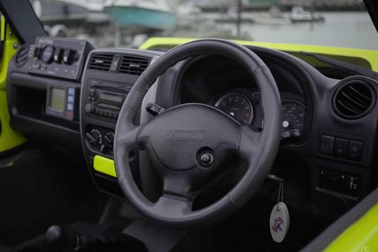 Quá trình chuyển đổi hệ truyền động từ lái bánh xe sang vận hành động cơ phản lực tỏ ra rất dễ dàng một khi người lái quen với hệ thống. Tất cả những gì họ cần làm là đẩy bộ ly hợp và dịch chuyển vài cần điều khiển.