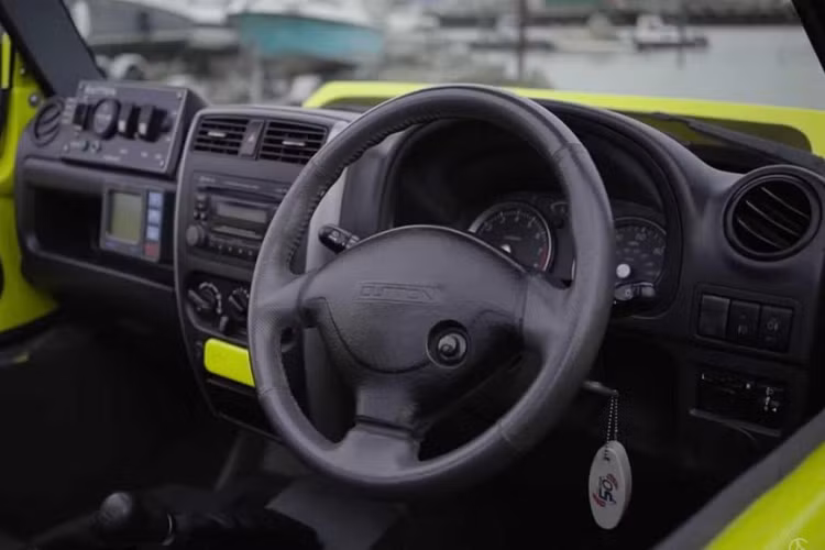 Quá trình chuyển đổi hệ truyền động từ lái bánh xe sang vận hành động cơ phản lực tỏ ra rất dễ dàng một khi người lái quen với hệ thống. Tất cả những gì họ cần làm là đẩy bộ ly hợp và dịch chuyển vài cần điều khiển.