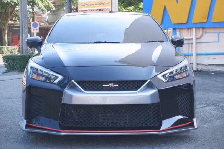 Được biết, đây là một sản phẩm của công ty tùy chỉnh Ninto Trust Shop của Thái Lan. Nissan Sunny thế hệ mới đã được khoác lên mình bộ bodykit thể thao mô phỏng phong cách GT-R bằng sợi thủy tinh bao gồm cản trước, cản sau, ốp sườn và cánh gió GT cỡ lớn.
