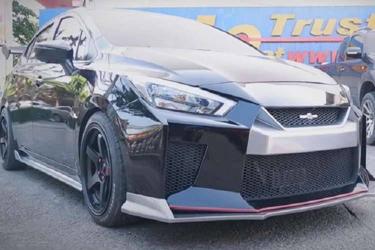 Thậm chí, xe còn được sơn phủ công nghệ Mirror Bore Coating giống như trên người anh em Nissan GT-R đắt đỏ. Ngoài ra, xe cũng được trang bị hệ thống ống xả 4 pô khá lạ.