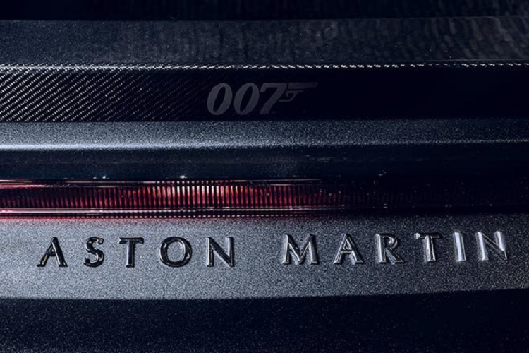 Giá xe Aston Martin Vantage và DBS Superleggera 007 Edition dự kiến được giao đến tay khách hàng vào quý I/2021, với mức giá lần lượt là 211.000 và 366.000 USD, tương đương khoảng 4,9 và 8,5 tỷ đồng.