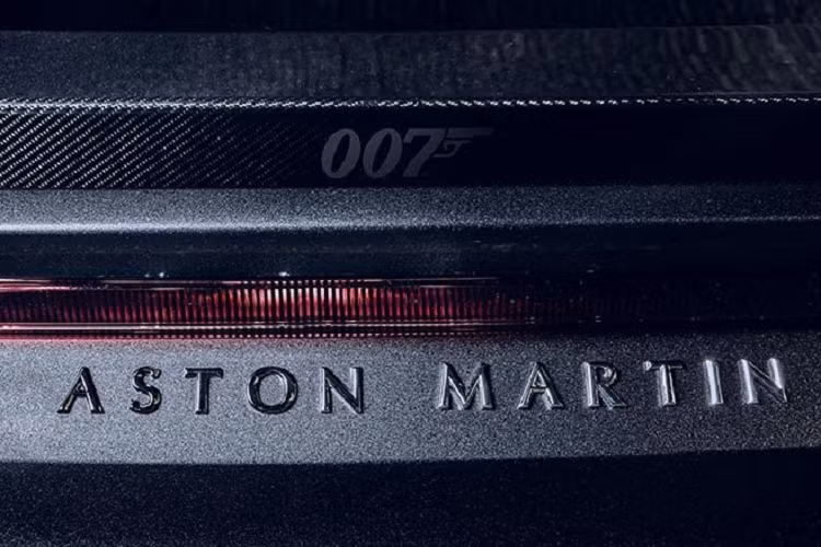 Giá xe Aston Martin Vantage và DBS Superleggera 007 Edition dự kiến được giao đến tay khách hàng vào quý I/2021, với mức giá lần lượt là 211.000 và 366.000 USD, tương đương khoảng 4,9 và 8,5 tỷ đồng.