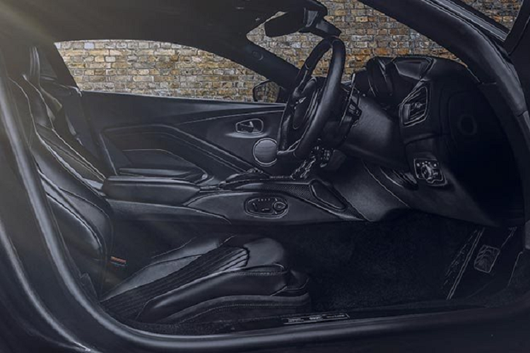 Bên trong cabin, Aston Martin Vantage 007 Edition mang tông màu đen chủ đạo, với nhiều chi tiết chứa logo 007 ở lưng ghế, bậc lên xuống và bảng điều khiển trung tâm. Thú vị hơn nữa, xe còn có một tấm bảng khắc laser tinh xảo, mô phỏng hệ thống nút bấm kích hoạt các vũ khí mà James Bond sử dụng như tên lửa hay tia laser.