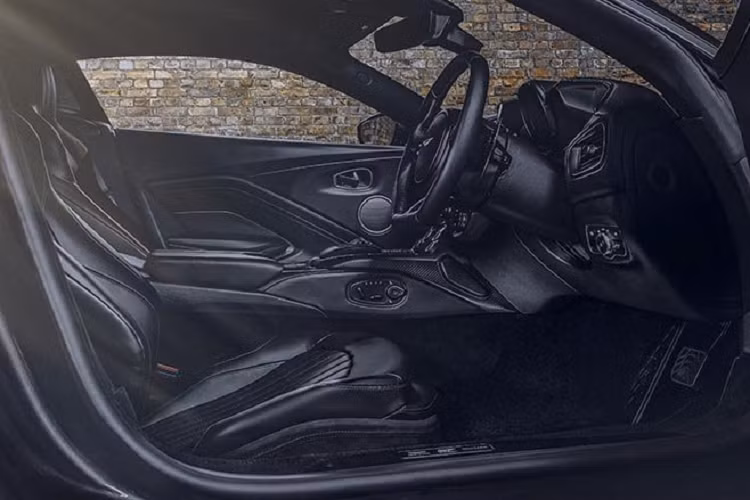 Bên trong cabin, Aston Martin Vantage 007 Edition mang tông màu đen chủ đạo, với nhiều chi tiết chứa logo 007 ở lưng ghế, bậc lên xuống và bảng điều khiển trung tâm. Thú vị hơn nữa, xe còn có một tấm bảng khắc laser tinh xảo, mô phỏng hệ thống nút bấm kích hoạt các vũ khí mà James Bond sử dụng như tên lửa hay tia laser.