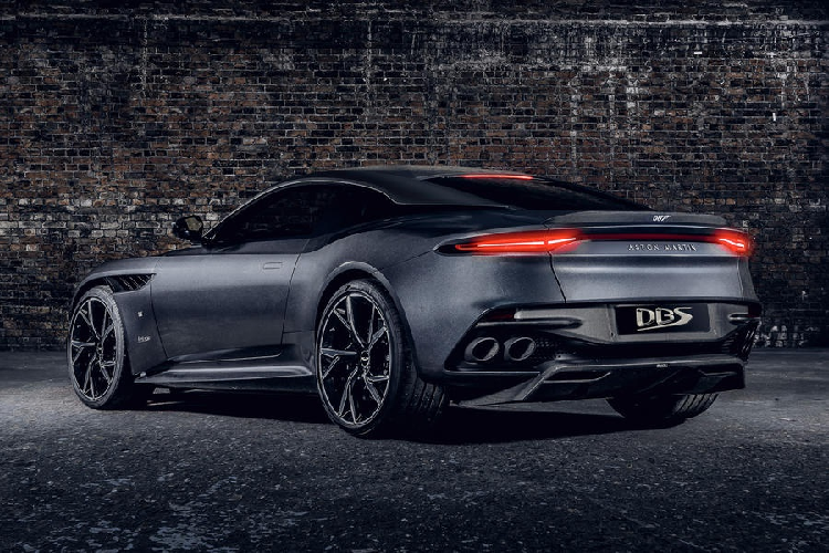 Tương tự chiếc Vantage, Aston Martin DBS Superleggera 007 Edition cũng có nội thất màu đen, kết hợp cùng những đường chỉ thêu đỏ tương phản và các chi tiết phủ, ốp sợi carbon trên tappi cửa hay bảng điều khiển trung tâm. Logo 007 cũng xuất hiện tại nhiều vị trí bên trong xe.