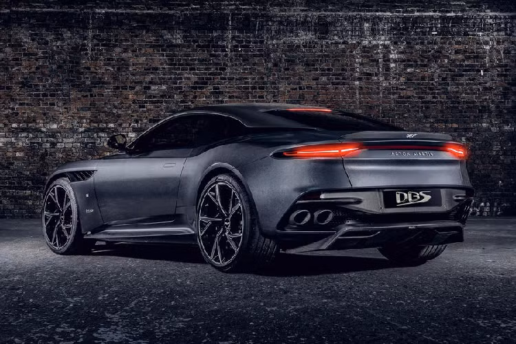 Tương tự chiếc Vantage, Aston Martin DBS Superleggera 007 Edition cũng có nội thất màu đen, kết hợp cùng những đường chỉ thêu đỏ tương phản và các chi tiết phủ, ốp sợi carbon trên tappi cửa hay bảng điều khiển trung tâm. Logo 007 cũng xuất hiện tại nhiều vị trí bên trong xe.