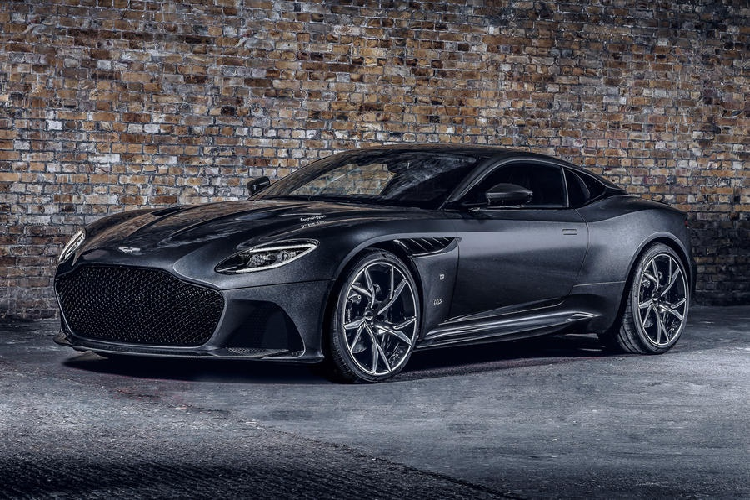 DBS Superleggera 007 Edition mang trên mình màu sơn xám Ceramic Grey, cùng nhiều bộ phận làm từ sợi carbon như chụp gương chiếu hậu, trần xe, bộ khuếch tán hay cánh lướt gió đuôi, đi kèm bộ vành 5 chấu chữ Y kích cỡ 21 inch.