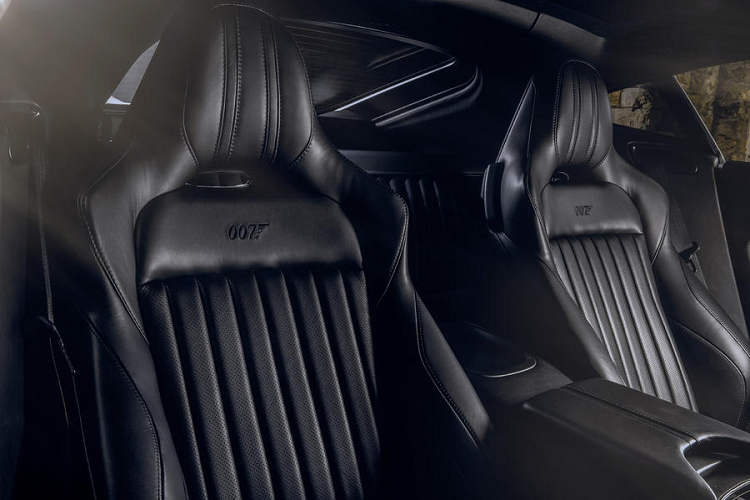 Aston Martin DBS Superleggera 007 Edtion sẽ có độ quý hiếm cao hơn, với chỉ 25 xe trên toàn cầu. Chiếc xe sở hữu sức mạnh tương tự phiên bản xuất hiện trong tập phim No Time to Die sắp ra mắt, với động cơ V12 tăng áp kép 5.2L, công suất 715 mã lực, mô-men xoắn 900 Nm. Đây cũng là mẫu xe thương mại có sức kéo lớn nhất Aston Martin từng sản xuất.