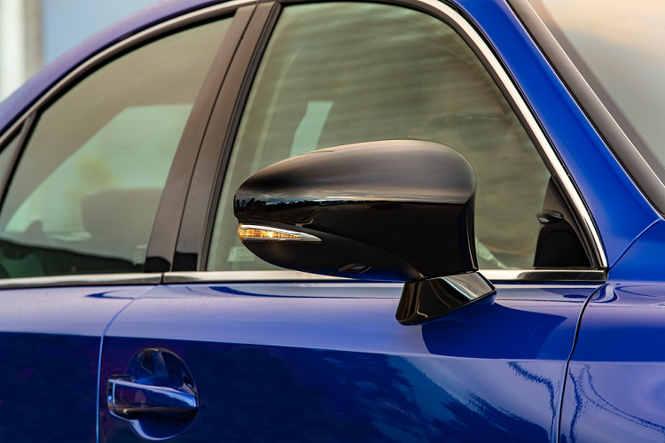 Scott Thompson, CEO Australia, cho biết IS Black Line là phiên bản mang đến cho khách hàng sự cá nhân hóa nhiều hơn, nó cho phép khách hàng nhận được một chiếc xe với nhiều cảm xúc và các họa tiết thị giác bóng bẩy hơn.