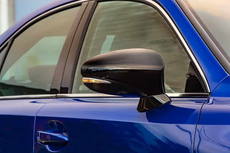 Scott Thompson, CEO Australia, cho biết IS Black Line là phiên bản mang đến cho khách hàng sự cá nhân hóa nhiều hơn, nó cho phép khách hàng nhận được một chiếc xe với nhiều cảm xúc và các họa tiết thị giác bóng bẩy hơn.