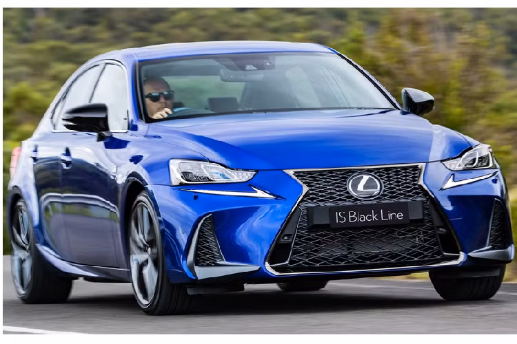 Giống như tên gọi, mẫu xe này có các điểm nhấn màu đen ở ngoại thất lẫn nội thất. Nhìn từ phía trước, Lexus IS Black Line mới nổi bật với cụm lưới tản nhiệt hình đồng hồ cát màu đen bóng với đường viền mạ crom xung quanh. Hệ thống đèn chiếu sáng chính sử dụng công nghệ bi-LED giúp tăng cường khả năng quan sát vào ban đêm.