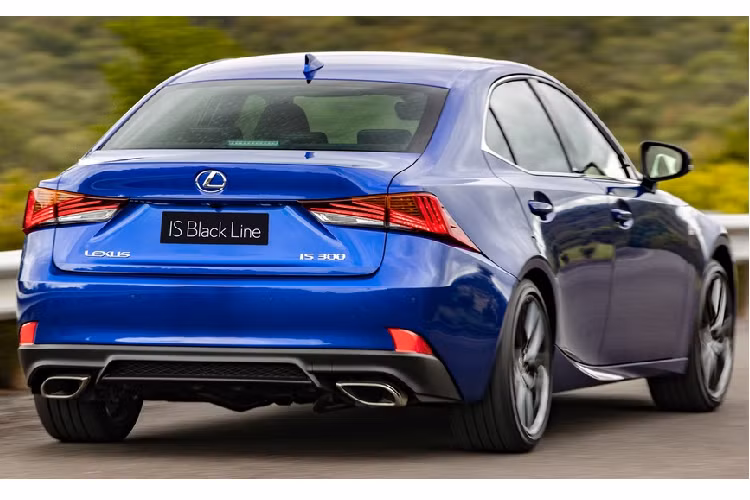 Cặp đôi này sử dụng chung phần cứng với phiên bản thể thao F Sport, bao gồm hệ thống treo biến thiên thích ứng, má phanh hiệu suất cao ở phía trước, ghế thể thao nhớ vị trí, cảnh báo điểm mù... Các công nghệ an toàn trên xe có thể kể đến như cảnh báo chệch làn đường, kiểm soát hành trình chủ động, cảnh báo va chạm trước đầu xe...