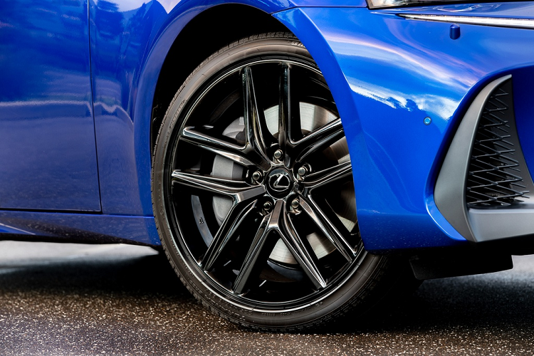 Xe sử dụng bộ mâm 5 chấu kép đường kính 18 icnh. Lexus Australia cung cấp cho khách hàng 4 màu ngoại thất bao gồm White Nova, Liquid Metal, Graphite Black và Colbalt Mia.