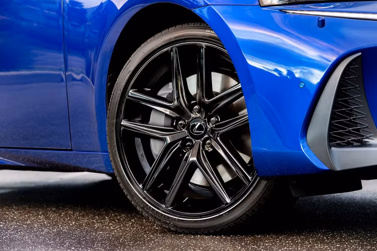Xe sử dụng bộ mâm 5 chấu kép đường kính 18 icnh. Lexus Australia cung cấp cho khách hàng 4 màu ngoại thất bao gồm White Nova, Liquid Metal, Graphite Black và Colbalt Mia.