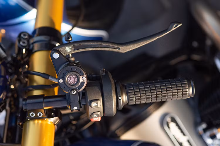 Cùm phanh và cùm côn của BMW Motorrad R18 độ dragster đến từ chính thương hiệu riêng của Roland Sands, mang tên RSD.