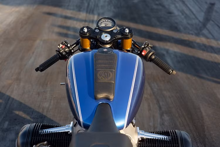 Mẫu xe môtô BMW R18 dragster có 2 tùy chọn thiết kế là Mechined và 2-Tone Black, điểm khác biệt chính giữa 2 tùy chọn này là kích thước bộ mâm. Ngoài ra còn có thêm các phụ kiện như ốp đồng hồ, gương chiếu hậu, bao tay...