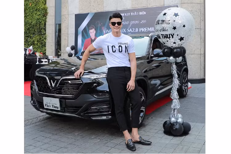 Tại Việt Nam, giá xe VinFast LUX SA2.0 Premium hiện có giá niêm yết là 1,528 tỷ đồng (đã bao gồm VAT). Đây là mức giá được hãng xe Việt áp dụng sau khi tích hợp một số chương trình khuyến mãi lớn như “Trước bạ 0 đồng”, “Quà tặng tri ân” giảm 120 triệu đồng và còn có giảm 10% khi trả thẳng. Ngoài ra, vì là người nổi tiếng nên siêu mẫu Vĩnh Thụy có thể còn được mua xe với giá tốt hơn một chút.