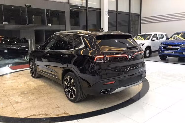 "Trái tim" của VinFast LUX SA2.0 là khối động cơ BMW N20 với 4 xi-lanh, tăng áp, dung tích 2.0L, sản sinh công suất tối đa 228 mã lực tại tua máy 5.000 - 6.000 vòng/phút và mô-men xoắn cực đại 350 Nm tại tua máy 1.750 - 4.500 vòng/phút. Sức mạnh được truyền tới bánh thông qua hộp số tự động ZF 8 cấp. Ở bản cao cấp, xe sẽ dùng hệ dẫn động 4 bánh.