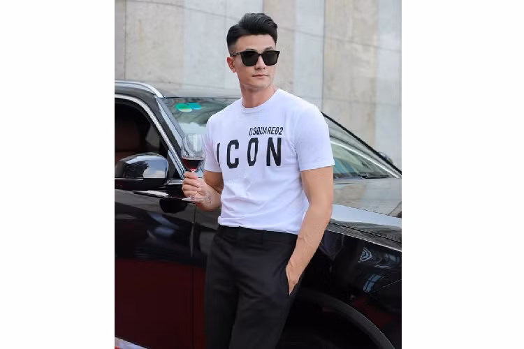 Do công ty Pininfarina của Ý thiết kế, VinFast LUX SA2.0 sở hữu ngoại hình ấn tượng với lưới tản nhiệt cỡ lớn. Nằm chính giữa lưới tản nhiệt là logo chữ "V" của thương hiệu VinFast. Trong khi đó, dải đèn LED định vị ban ngày kéo dài xuống lưới tản nhiệt, ôm lấy logo của nhà sản xuất. Nằm bên trái của lưới tản nhiệt là chi tiết mạ crôm với tạo hình chữ "F", ký tự thứ hai trong tên của thương hiệu ôtô Việt.