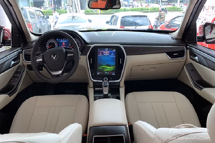 Bên cạnh đó, VinFast LUX SA2.0 còn có đèn pha LED nằm thấp bên dưới và đèn hậu đi kèm dải đèn LED kéo dài vào chính giữa, ôm lấy logo hình chữ "V", tạo sự tương đồng với thiết kế đầu xe. Đồng thời, thiết kế này cũng giúp mẫu SUV "made in Vietnam" cực kỳ nổi bật trong đêm. Ở bản Premium, VinFast LUX SA2.0 sẽ được trang bị bộ vành 20 inch thể thao.