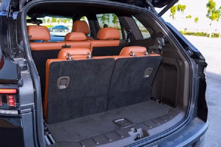 Bên trong VinFast LUX SA2.0 bản Premium như xe của siêu mẫu Vĩnh Thụy là không gian nội thất bọc da Nappa sang trọng, ghế lái chỉnh điện 12 hướng, bàn đạp bằng thép không gỉ và hệ thống đèn viền. Ngoài ra, xe còn có những trang bị đáng chú ý như màn hình thông tin giải trí dạng cảm ứng cỡ lớn và nằm dọc, hỗ trợ kết nối với điện thoại thông minh qua Android Auto và Apple CarPlay. Tiếp đến là vô lăng 3 chấu thể thao bọc da và bảng đồng hồ analog kết hợp với màn hình màu đa thông tin.