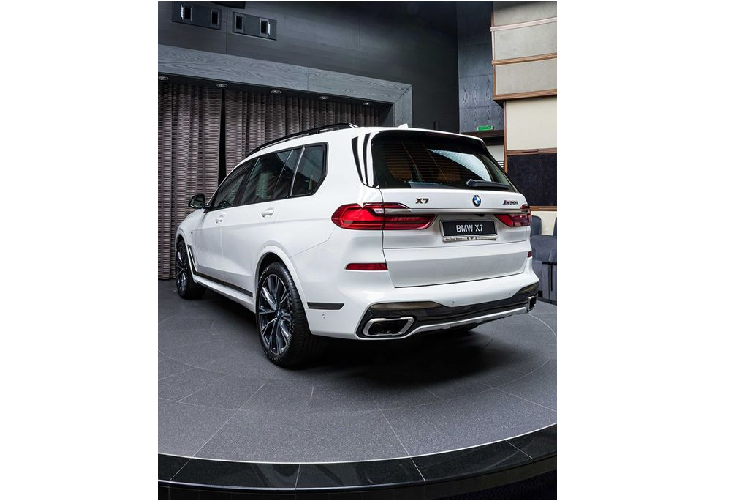 Các điểm nhấn Xám Cerium, tấm nẹp viền tối màu, bộ mâm 22-inch cùng các kẹp phanh M xanh dương và cuối cùng là hệ thống ống xả M Sport.