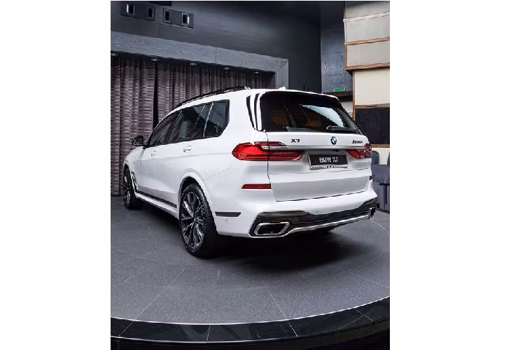 Các điểm nhấn Xám Cerium, tấm nẹp viền tối màu, bộ mâm 22-inch cùng các kẹp phanh M xanh dương và cuối cùng là hệ thống ống xả M Sport.