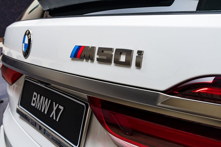 Về động cơ, BMW X7 M50i sử dụng khối máy V8 4.4 lít Twin-Turbo sinh công lên tới 523 mã lực và mô-men xoắn 750 Nm, cho thân hình cồng kềnh này khả năng tăng tốc từ 0 lên 96 km/h chỉ trong 4,5 giây.