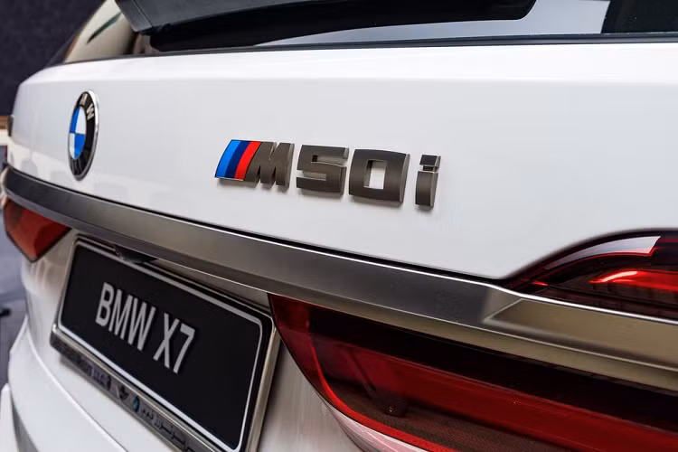 Về động cơ, BMW X7 M50i sử dụng khối máy V8 4.4 lít Twin-Turbo sinh công lên tới 523 mã lực và mô-men xoắn 750 Nm, cho thân hình cồng kềnh này khả năng tăng tốc từ 0 lên 96 km/h chỉ trong 4,5 giây.