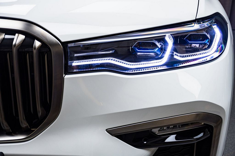 Bên cạnh lớp áo ngoại thất Trắng Alpine nguyên bản, chiếc BMW X7 M50i trắng Alpine này còn sở hữu khoang nội thất với tên gọi Tartufo Extended Merino Leather (tạm dịch là Da cừu màu Tartufo) – có giá khoảng 1.000 USD (23 triệu đồng) tại Mỹ.