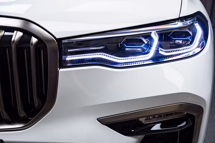 Bên cạnh lớp áo ngoại thất Trắng Alpine nguyên bản, chiếc BMW X7 M50i trắng Alpine này còn sở hữu khoang nội thất với tên gọi Tartufo Extended Merino Leather (tạm dịch là Da cừu màu Tartufo) – có giá khoảng 1.000 USD (23 triệu đồng) tại Mỹ.