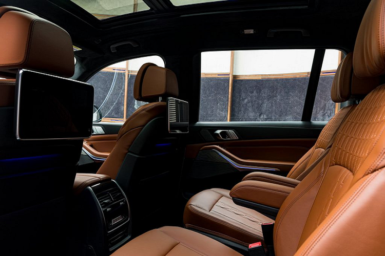 Về ngoại thất, các khách hàng sẽ sở hữu BMW M50i tại Abu Dhabi với bộ cản trước dữ dằn với các khe hút gió cỡ lớn, bộ cản sau được tái thiết kế, bậc lên xuống kiểu mới.