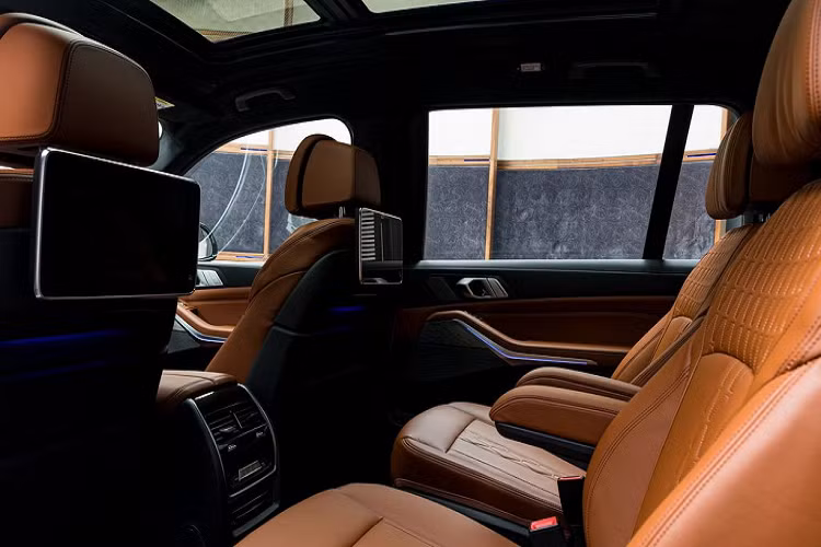 Về ngoại thất, các khách hàng sẽ sở hữu BMW M50i tại Abu Dhabi với bộ cản trước dữ dằn với các khe hút gió cỡ lớn, bộ cản sau được tái thiết kế, bậc lên xuống kiểu mới.