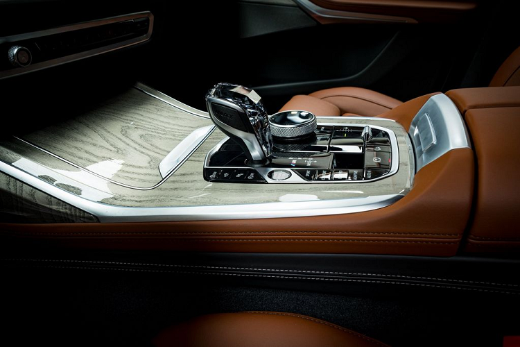 Tuy nhiên với phiên bản BMW X7 M50i 2020 mới, tùy chọn này đi kèm với Hệ thống thông gió hàng ghế trước và hàng ghế 2 Captain’s Chairs cùng mức giá tổng cộng 2.350 USD (54,5 triệu đồng).