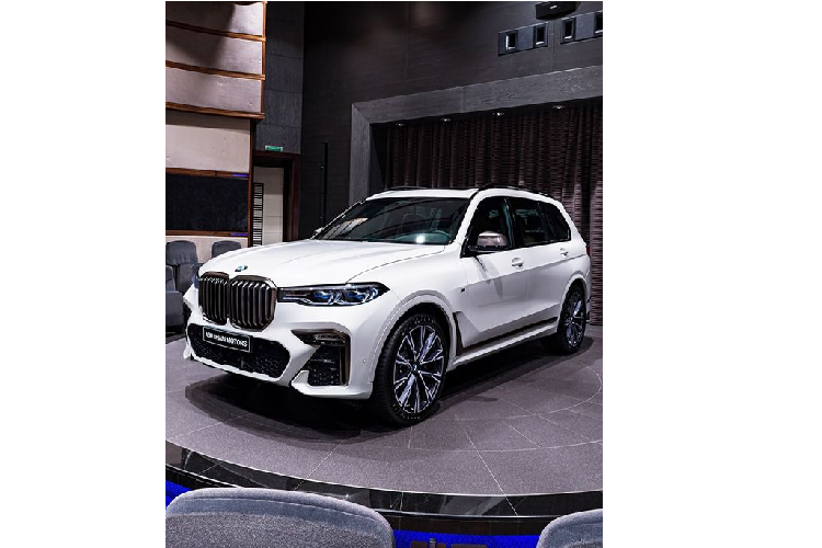 Tuy nhiên, BMW Abu Dhabi mới đây đã tung ra một phiên bản X7 M50i với các điểm nhấn trên nội – ngoại thất cùng mức giá bán đi kèm cho từng option.