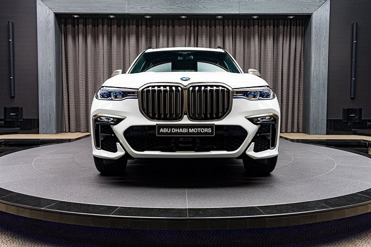 Đầu tiên, về mức giá xe BMW X7 xDrive40i bản tiêu chuẩn sẽ bán ra từ 73.900 USD (khoảng 1,7 tỷ đồng) tại Mỹ trong khi với bản xDrive50i, khách hàng sẽ phải bỏ ra khoảng 92.600 USD (khoảng 2,1 tỷ đồng). Bên cạnh đó, biến thể M50i có giá 99.600 USD (khoảng 2,3 tỷ đồng) và đi kèm với một loạt các nâng cấp hiệu năng vượt trội.